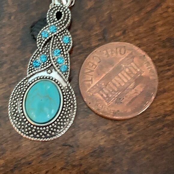 The Mavi Turquoise Blue Pendant Necklace in Silver Tone - Picture 9 of 10